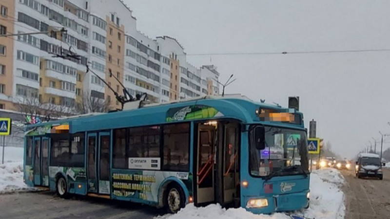 водитель троллейбуса врезался в дорожный знак